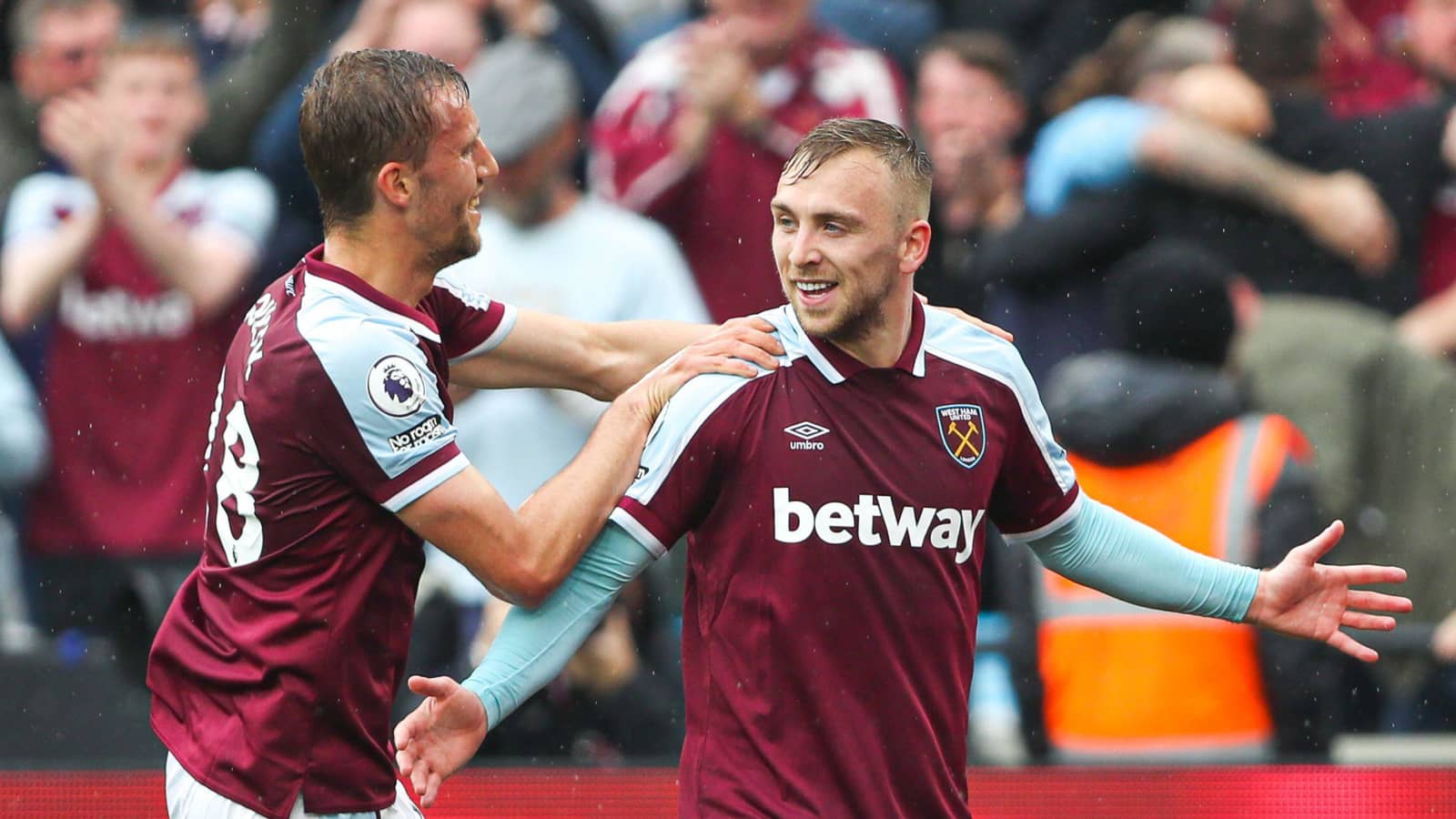 Tiền đạo Jarrod Bowen gỡ hoà 2-2 cho West Ham trước Arsenal